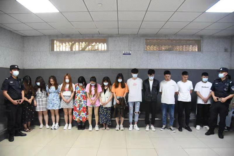 正规的股票配资平台 男子上班两天发现公司疑似诈骗报警，警方捣毁两窝点抓获多人